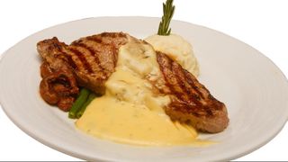 Стейк куриный под сырным соусом