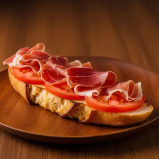 Tostada con tomate y jamón ibérico
