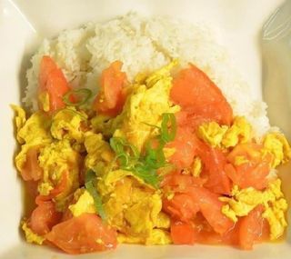Uova Saltate con Pomodori e Riso Bianco