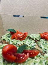 Брускети със сирене, свежи подправки, чери домати и зелена