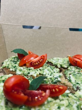 Брускети със сирене, свежи подправки, чери домати и зелена