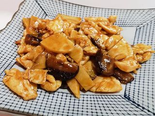 Pollo con Bambú y Setas Chinas