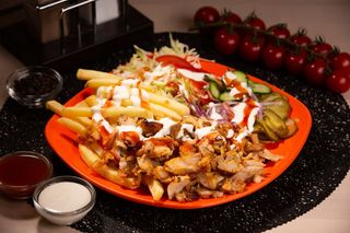 Meniu shaorma la farfurie si Coca-Cola (doză)