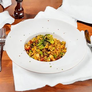 Orez prajit cu pui si legume