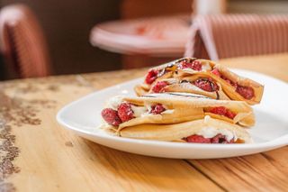 კრეპები ხილითა და არაჟნის კრემით