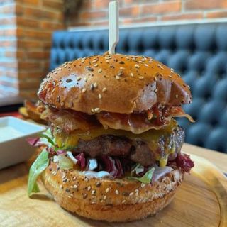 Dry aged burger s prilogom