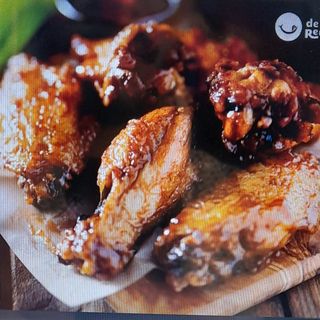 Alitas de pollo con patatas fritas