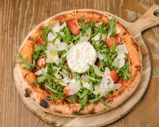 PIZZA BURRATA CON POMODORO, SCAGLIE DI RASPADURA E RUCOLA