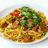 23. Fideos De Arroz Frito Con Carne Y Curry