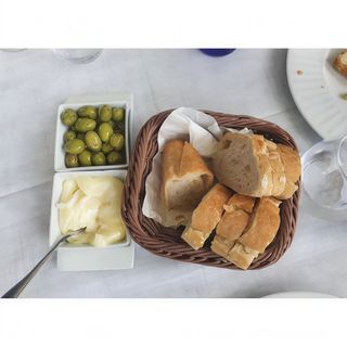 Pan Con Olivas Y Alioli