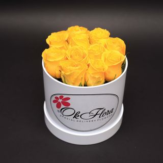 Cutie Mică Albă cu Trandafiri Galbeni