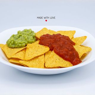 Nachos con guacamole e salsa messicana
