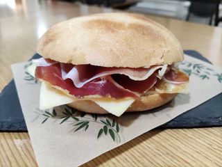 Bocadillo de jamón serrano y queso amarillo gouda
