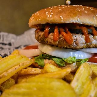 Hamburguesa Mexicana Picante con Pepinillo y Salsa Picantina