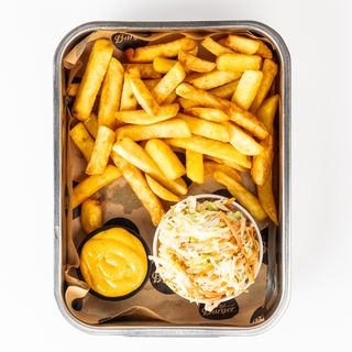 FRYTKI Z COLESLAWEM I SOSEM