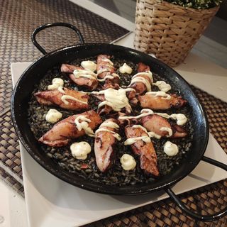 Paella de arroz negro con chipirones 