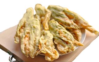 Fiori di zucca, in pastella con alici e mozzarella