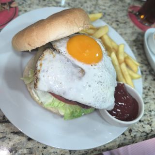Hamburguesa La Huevona