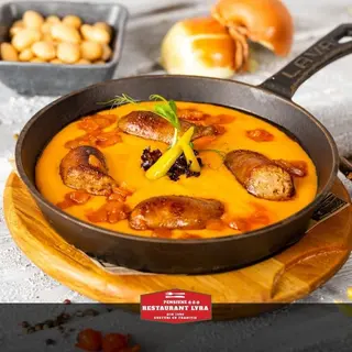 Fasole bătută cu cârnați de casă fripți în untură și ceapă călită