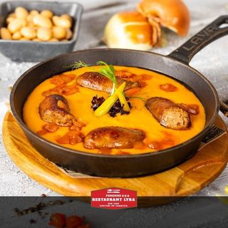 Fasole bătută cu cârnați de casă fripți în untură și ceapă călită