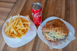 Fan dupla pljeskavica kajmak sir + meni Coca-Cola i pomfrit