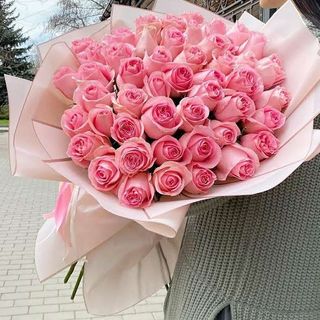 Composizione di 30 rose rosa