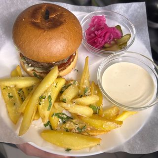 Сет бургер з яловичиною,пепероні,та карамелізованою цибулею