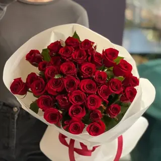 35 червоних троянд 