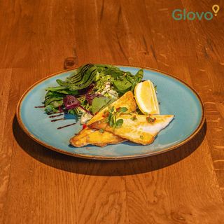 File de doradă cu sos cremos de pătrunjel, cartofi zdrobiți și salată de alge (470g)