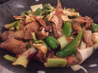 Scodella di fuoco con intestino di maiale