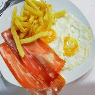 Huevos Fritos Con Jamón Ibérico Y Patatas