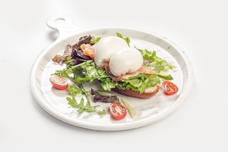 Яйцо пашот с сыром Креметте на булочке бриошь