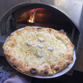 Pizza 4 fromages + coca cola 33cl (ou choix)