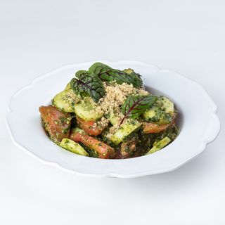 კიტრი-პომიდორი მწვანე აჯიკით,კახური ზეთით და ნიგვზით