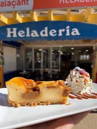 Porción de tarta de queso al horno con dulce de leche