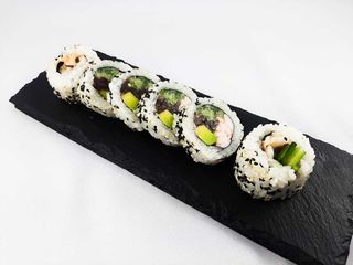 06.Uramaki z gotowaną krewetką i warzywami 6szt.