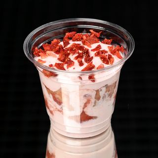 Десерт Тірамісу полуничний