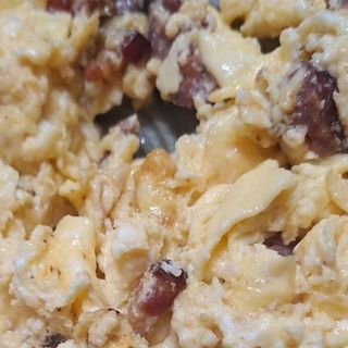 Papă cu slănină friptă și murături 