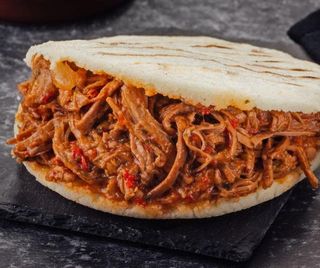 Arepa Con Carne Mechada (1 Ud.)