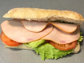 Сандвич с прясно изпечена чабата, пуешко филе и кашкавал