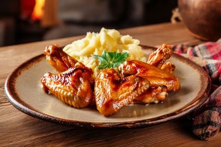 Pileća krilca sa prilogom