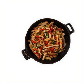 Cerdo con bambú y setas chinas