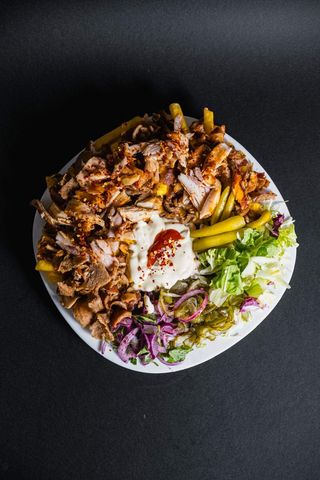 Shaorma combinata de pui, vitel, berbecut la farfurie