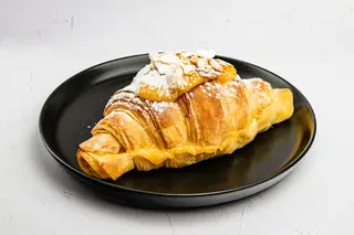 Croissant Ovo e Amêndoa Torrada