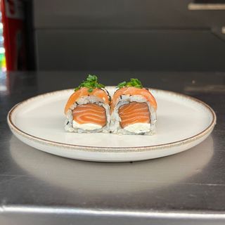 1) Uramaki de Salmão filadélfia supremo (4 pçs)