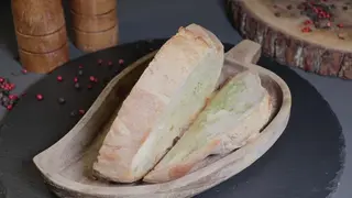 Pâinică coaptă cu unt aromatizat mica