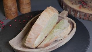 Pâinică coaptă cu unt aromatizat mica