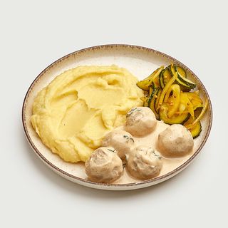 Курячі мітболи, картопляне пюре та ліниві огірочки