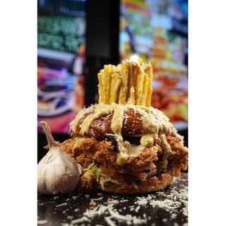 THE BO$$ GARLIC CRISPY CHICKEN BURGR 550Gr