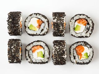 Філадельфія з лососем в кунжуті (220g)